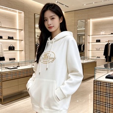 BURBERRY 巴宝莉 2026秋冬新款连帽卫衣 甄选高密空气层面料,柔软亲肤,不易起皱变形 胸前椭圆复古字母战马印花 BURBERRY 巴宝莉 2026秋冬新款连帽卫衣 甄选高密空气层面料,柔软亲肤,不易起皱变形 胸前椭圆复古字母战马印花