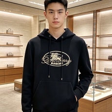 BURBERRY 巴宝莉 2026秋冬新款连帽卫衣 甄选高密空气层面料,柔软亲肤,不易起皱变形 胸前椭圆复古字母战马印花 BURBERRY 巴宝莉 2026秋冬新款连帽卫衣 甄选高密空气层面料,柔软亲肤,不易起皱变形 胸前椭圆复古字母战马印花