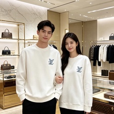 Louis Vuitton 路易威登 2026秋冬新款牛仔贴布LV刺绣圆领卫衣 原版五金辅料完整复刻,高品质空气层面料, Louis Vuitton 路易威登 2026秋冬新款牛仔贴布LV刺绣圆领卫衣 原版五金辅料完整复刻,高品质空气层面料,