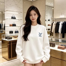 Louis Vuitton 路易威登 2026秋冬新款牛仔贴布LV刺绣圆领卫衣 原版五金辅料完整复刻,高品质空气层面料, Louis Vuitton 路易威登 2026秋冬新款牛仔贴布LV刺绣圆领卫衣 原版五金辅料完整复刻,高品质空气层面料,