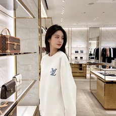 Louis Vuitton 路易威登 2026秋冬新款牛仔贴布LV刺绣圆领卫衣 原版五金辅料完整复刻,高品质空气层面料, Louis Vuitton 路易威登 2026秋冬新款牛仔贴布LV刺绣圆领卫衣 原版五金辅料完整复刻,高品质空气层面料,