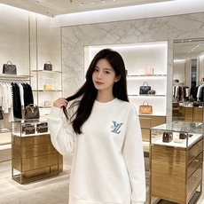 Louis Vuitton 路易威登 2026秋冬新款牛仔贴布LV刺绣圆领卫衣 原版五金辅料完整复刻,高品质空气层面料, Louis Vuitton 路易威登 2026秋冬新款牛仔贴布LV刺绣圆领卫衣 原版五金辅料完整复刻,高品质空气层面料,