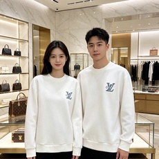 Louis Vuitton 路易威登 2026秋冬新款牛仔贴布LV刺绣圆领卫衣 原版五金辅料完整复刻,高品质空气层面料, Louis Vuitton 路易威登 2026秋冬新款牛仔贴布LV刺绣圆领卫衣 原版五金辅料完整复刻,高品质空气层面料,