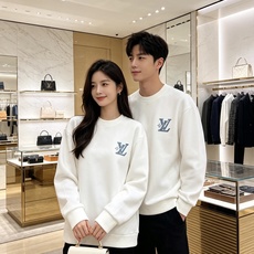 Louis Vuitton 路易威登 2026秋冬新款牛仔贴布LV刺绣圆领卫衣 原版五金辅料完整复刻,高品质空气层面料, Louis Vuitton 路易威登 2026秋冬新款牛仔贴布LV刺绣圆领卫衣 原版五金辅料完整复刻,高品质空气层面料,