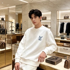 Louis Vuitton 路易威登 2026秋冬新款牛仔贴布LV刺绣圆领卫衣 原版五金辅料完整复刻,高品质空气层面料, Louis Vuitton 路易威登 2026秋冬新款牛仔贴布LV刺绣圆领卫衣 原版五金辅料完整复刻,高品质空气层面料,