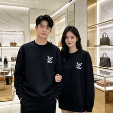 Louis Vuitton 路易威登 2026秋冬新款牛仔贴布LV刺绣圆领卫衣 原版五金辅料完整复刻,高品质空气层面料, Louis Vuitton 路易威登 2026秋冬新款牛仔贴布LV刺绣圆领卫衣 原版五金辅料完整复刻,高品质空气层面料,