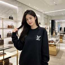 Louis Vuitton 路易威登 2026秋冬新款牛仔贴布LV刺绣圆领卫衣 原版五金辅料完整复刻,高品质空气层面料, Louis Vuitton 路易威登 2026秋冬新款牛仔贴布LV刺绣圆领卫衣 原版五金辅料完整复刻,高品质空气层面料,