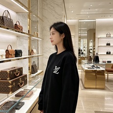 Louis Vuitton 路易威登 2026秋冬新款牛仔贴布LV刺绣圆领卫衣 原版五金辅料完整复刻,高品质空气层面料, Louis Vuitton 路易威登 2026秋冬新款牛仔贴布LV刺绣圆领卫衣 原版五金辅料完整复刻,高品质空气层面料,