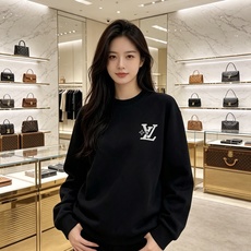 Louis Vuitton 路易威登 2026秋冬新款牛仔贴布LV刺绣圆领卫衣 原版五金辅料完整复刻,高品质空气层面料, Louis Vuitton 路易威登 2026秋冬新款牛仔贴布LV刺绣圆领卫衣 原版五金辅料完整复刻,高品质空气层面料,
