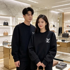 Louis Vuitton 路易威登 2026秋冬新款牛仔贴布LV刺绣圆领卫衣 原版五金辅料完整复刻,高品质空气层面料, Louis Vuitton 路易威登 2026秋冬新款牛仔贴布LV刺绣圆领卫衣 原版五金辅料完整复刻,高品质空气层面料,