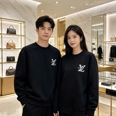 Louis Vuitton 路易威登 2026秋冬新款牛仔贴布LV刺绣圆领卫衣 原版五金辅料完整复刻,高品质空气层面料, Louis Vuitton 路易威登 2026秋冬新款牛仔贴布LV刺绣圆领卫衣 原版五金辅料完整复刻,高品质空气层面料,
