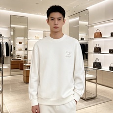 LOUIS VUITTON 路易威登 lv2026秋冬新款圆领卫衣 甄选高密空气层面料,挺括有型 胸口简约立体LV刺绣, LOUIS VUITTON 路易威登 lv2026秋冬新款圆领卫衣 甄选高密空气层面料,挺括有型 胸口简约立体LV刺绣,
