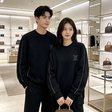 LOUIS VUITTON 路易威登 lv2026秋冬新款圆领卫衣 甄选高密空气层面料,挺括有型 胸口简约立体LV刺绣, LOUIS VUITTON 路易威登 lv2026秋冬新款圆领卫衣 甄选高密空气层面料,挺括有型 胸口简约立体LV刺绣,