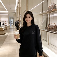 LOUIS VUITTON 路易威登 lv2026秋冬新款圆领卫衣 甄选高密空气层面料,挺括有型 胸口简约立体LV刺绣, LOUIS VUITTON 路易威登 lv2026秋冬新款圆领卫衣 甄选高密空气层面料,挺括有型 胸口简约立体LV刺绣,