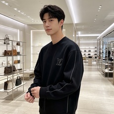 LOUIS VUITTON 路易威登 lv2026秋冬新款圆领卫衣 甄选高密空气层面料,挺括有型 胸口简约立体LV刺绣, LOUIS VUITTON 路易威登 lv2026秋冬新款圆领卫衣 甄选高密空气层面料,挺括有型 胸口简约立体LV刺绣,