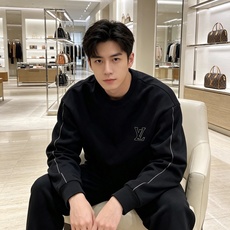 LOUIS VUITTON 路易威登 lv2026秋冬新款圆领卫衣 甄选高密空气层面料,挺括有型 胸口简约立体LV刺绣, LOUIS VUITTON 路易威登 lv2026秋冬新款圆领卫衣 甄选高密空气层面料,挺括有型 胸口简约立体LV刺绣,