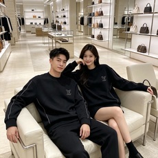 LOUIS VUITTON 路易威登 lv2026秋冬新款圆领卫衣 甄选高密空气层面料,挺括有型 胸口简约立体LV刺绣, LOUIS VUITTON 路易威登 lv2026秋冬新款圆领卫衣 甄选高密空气层面料,挺括有型 胸口简约立体LV刺绣,