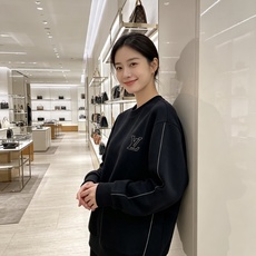 LOUIS VUITTON 路易威登 lv2026秋冬新款圆领卫衣 甄选高密空气层面料,挺括有型 胸口简约立体LV刺绣, LOUIS VUITTON 路易威登 lv2026秋冬新款圆领卫衣 甄选高密空气层面料,挺括有型 胸口简约立体LV刺绣,