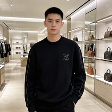 LOUIS VUITTON 路易威登 lv2026秋冬新款圆领卫衣 甄选高密空气层面料,挺括有型 胸口简约立体LV刺绣, LOUIS VUITTON 路易威登 lv2026秋冬新款圆领卫衣 甄选高密空气层面料,挺括有型 胸口简约立体LV刺绣,