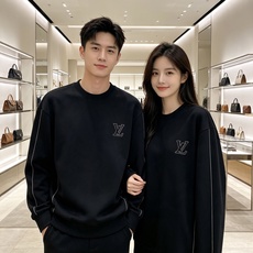LOUIS VUITTON 路易威登 lv2026秋冬新款圆领卫衣 甄选高密空气层面料,挺括有型 胸口简约立体LV刺绣, LOUIS VUITTON 路易威登 lv2026秋冬新款圆领卫衣 甄选高密空气层面料,挺括有型 胸口简约立体LV刺绣,