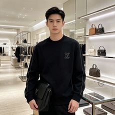LOUIS VUITTON 路易威登 lv2026秋冬新款圆领卫衣 甄选高密空气层面料,挺括有型 胸口简约立体LV刺绣, LOUIS VUITTON 路易威登 lv2026秋冬新款圆领卫衣 甄选高密空气层面料,挺括有型 胸口简约立体LV刺绣,