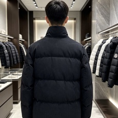 Moncler 蒙口 2026秋冬新款灯芯绒立领羽绒服,90新国标白鸭绒 全套原版定制五金,纽扣、袖标细节高度还原 复古 Moncler 蒙口 2026秋冬新款灯芯绒立领羽绒服,90新国标白鸭绒 全套原版定制五金,纽扣、袖标细节高度还原 复古