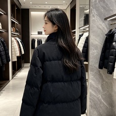 Moncler 蒙口 2026秋冬新款灯芯绒立领羽绒服,90新国标白鸭绒 全套原版定制五金,纽扣、袖标细节高度还原 复古 Moncler 蒙口 2026秋冬新款灯芯绒立领羽绒服,90新国标白鸭绒 全套原版定制五金,纽扣、袖标细节高度还原 复古