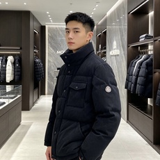 Moncler 蒙口 2026秋冬新款灯芯绒立领羽绒服,90新国标白鸭绒 全套原版定制五金,纽扣、袖标细节高度还原 复古 Moncler 蒙口 2026秋冬新款灯芯绒立领羽绒服,90新国标白鸭绒 全套原版定制五金,纽扣、袖标细节高度还原 复古