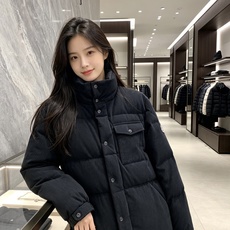 Moncler 蒙口 2026秋冬新款灯芯绒立领羽绒服,90新国标白鸭绒 全套原版定制五金,纽扣、袖标细节高度还原 复古 Moncler 蒙口 2026秋冬新款灯芯绒立领羽绒服,90新国标白鸭绒 全套原版定制五金,纽扣、袖标细节高度还原 复古
