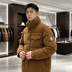 Moncler 蒙口 2026秋冬新款灯芯绒立领羽绒服,90新国标白鸭绒 全套原版定制五金,纽扣、袖标细节高度还原 复古 Moncler 蒙口 2026秋冬新款灯芯绒立领羽绒服,90新国标白鸭绒 全套原版定制五金,纽扣、袖标细节高度还原 复古