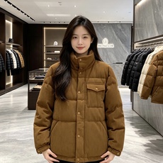 Moncler 蒙口 2026秋冬新款灯芯绒立领羽绒服,90新国标白鸭绒 全套原版定制五金,纽扣、袖标细节高度还原 复古 Moncler 蒙口 2026秋冬新款灯芯绒立领羽绒服,90新国标白鸭绒 全套原版定制五金,纽扣、袖标细节高度还原 复古