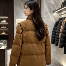 Moncler 蒙口 2026秋冬新款灯芯绒立领羽绒服,90新国标白鸭绒 全套原版定制五金,纽扣、袖标细节高度还原 复古 Moncler 蒙口 2026秋冬新款灯芯绒立领羽绒服,90新国标白鸭绒 全套原版定制五金,纽扣、袖标细节高度还原 复古