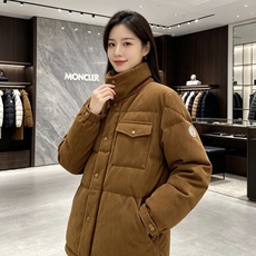 Moncler 蒙口 2026秋冬新款灯芯绒立领羽绒服,90新国标白鸭绒 全套原版定制五金,纽扣、袖标细节高度还原 复古 Moncler 蒙口 2026秋冬新款灯芯绒立领羽绒服,90新国标白鸭绒 全套原版定制五金,纽扣、袖标细节高度还原 复古