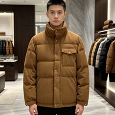 Moncler 蒙口 2026秋冬新款灯芯绒立领羽绒服,90新国标白鸭绒 全套原版定制五金,纽扣、袖标细节高度还原 复古 Moncler 蒙口 2026秋冬新款灯芯绒立领羽绒服,90新国标白鸭绒 全套原版定制五金,纽扣、袖标细节高度还原 复古