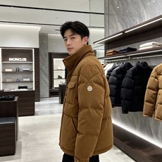 Moncler 蒙口 2026秋冬新款灯芯绒立领羽绒服,90新国标白鸭绒 全套原版定制五金,纽扣、袖标细节高度还原 复古 Moncler 蒙口 2026秋冬新款灯芯绒立领羽绒服,90新国标白鸭绒 全套原版定制五金,纽扣、袖标细节高度还原 复古