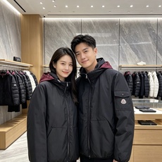 MONCLER|盟可睐 蒙口2026秋冬连帽羽绒服, 全套原版定制五金,拉链、袖标细节还原到位 防风抗皱功能性面料,撞色 MONCLER|盟可睐 蒙口2026秋冬连帽羽绒服, 全套原版定制五金,拉链、袖标细节还原到位 防风抗皱功能性面料,撞色