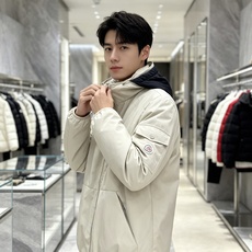MONCLER|盟可睐 蒙口2026秋冬连帽羽绒服, 全套原版定制五金,拉链、袖标细节还原到位 防风抗皱功能性面料,撞色 MONCLER|盟可睐 蒙口2026秋冬连帽羽绒服, 全套原版定制五金,拉链、袖标细节还原到位 防风抗皱功能性面料,撞色