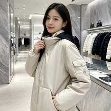 MONCLER|盟可睐 蒙口2026秋冬连帽羽绒服, 全套原版定制五金,拉链、袖标细节还原到位 防风抗皱功能性面料,撞色 MONCLER|盟可睐 蒙口2026秋冬连帽羽绒服, 全套原版定制五金,拉链、袖标细节还原到位 防风抗皱功能性面料,撞色