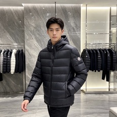 MONCLER|盟可睐 蒙口2026秋冬轻薄连帽羽绒服,90新国标白鸭绒 全套原版五金拉链,袖标细节精准还原 高品质羽绒 MONCLER|盟可睐 蒙口2026秋冬轻薄连帽羽绒服,90新国标白鸭绒 全套原版五金拉链,袖标细节精准还原 高品质羽绒