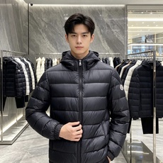 MONCLER|盟可睐 蒙口2026秋冬轻薄连帽羽绒服,90新国标白鸭绒 全套原版五金拉链,袖标细节精准还原 高品质羽绒 MONCLER|盟可睐 蒙口2026秋冬轻薄连帽羽绒服,90新国标白鸭绒 全套原版五金拉链,袖标细节精准还原 高品质羽绒