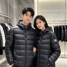 MONCLER|盟可睐 蒙口2026秋冬轻薄连帽羽绒服,90新国标白鸭绒 全套原版五金拉链,袖标细节精准还原 高品质羽绒 MONCLER|盟可睐 蒙口2026秋冬轻薄连帽羽绒服,90新国标白鸭绒 全套原版五金拉链,袖标细节精准还原 高品质羽绒