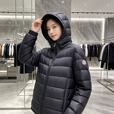 MONCLER|盟可睐 蒙口2026秋冬轻薄连帽羽绒服,90新国标白鸭绒 全套原版五金拉链,袖标细节精准还原 高品质羽绒 MONCLER|盟可睐 蒙口2026秋冬轻薄连帽羽绒服,90新国标白鸭绒 全套原版五金拉链,袖标细节精准还原 高品质羽绒