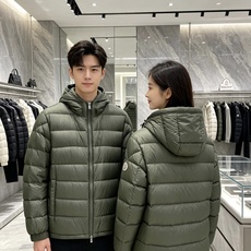 MONCLER|盟可睐 蒙口2026秋冬轻薄连帽羽绒服,90新国标白鸭绒 全套原版五金拉链,袖标细节精准还原 高品质羽绒 MONCLER|盟可睐 蒙口2026秋冬轻薄连帽羽绒服,90新国标白鸭绒 全套原版五金拉链,袖标细节精准还原 高品质羽绒