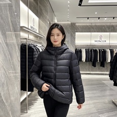 Moncler 蒙口 2026秋冬新款重磅上新羽绒服 甄选90新国标白鸭绒,高蓬松度,防寒性能出色 全套原版五金,拉链、 Moncler 蒙口 2026秋冬新款重磅上新羽绒服 甄选90新国标白鸭绒,高蓬松度,防寒性能出色 全套原版五金,拉链、