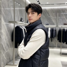 Moncler|盟可睐 2026秋冬新款蒙口 90新国标白鸭绒填充 原版五金配件,纽扣刺绣细节高度还原 立领羽绒马甲,双 Moncler|盟可睐 2026秋冬新款蒙口 90新国标白鸭绒填充 原版五金配件,纽扣刺绣细节高度还原 立领羽绒马甲,双