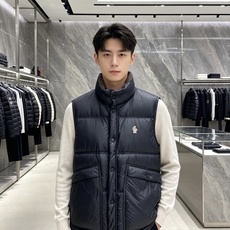 Moncler|盟可睐 2026秋冬新款蒙口 90新国标白鸭绒填充 原版五金配件,纽扣刺绣细节高度还原 立领羽绒马甲,双 Moncler|盟可睐 2026秋冬新款蒙口 90新国标白鸭绒填充 原版五金配件,纽扣刺绣细节高度还原 立领羽绒马甲,双