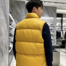 Moncler|盟可睐 2026秋冬新款蒙口 90新国标白鸭绒填充 原版五金配件,纽扣刺绣细节高度还原 立领羽绒马甲,双 Moncler|盟可睐 2026秋冬新款蒙口 90新国标白鸭绒填充 原版五金配件,纽扣刺绣细节高度还原 立领羽绒马甲,双