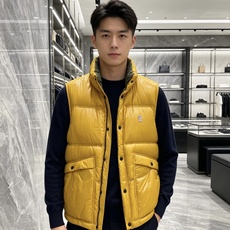 Moncler|盟可睐 2026秋冬新款蒙口 90新国标白鸭绒填充 原版五金配件,纽扣刺绣细节高度还原 立领羽绒马甲,双 Moncler|盟可睐 2026秋冬新款蒙口 90新国标白鸭绒填充 原版五金配件,纽扣刺绣细节高度还原 立领羽绒马甲,双