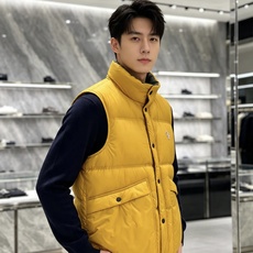Moncler|盟可睐 2026秋冬新款蒙口 90新国标白鸭绒填充 原版五金配件,纽扣刺绣细节高度还原 立领羽绒马甲,双 Moncler|盟可睐 2026秋冬新款蒙口 90新国标白鸭绒填充 原版五金配件,纽扣刺绣细节高度还原 立领羽绒马甲,双