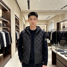 Burberry 巴宝莉 2026秋冬轻熟风菱格连帽羽绒服,菱形分格充绒,上身轻盈蓬松不压身;衣身羽绒面料搭配针织拼接衣 Burberry 巴宝莉 2026秋冬轻熟风菱格连帽羽绒服,菱形分格充绒,上身轻盈蓬松不压身;衣身羽绒面料搭配针织拼接衣